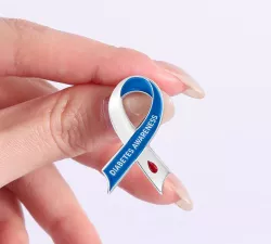 Odznak Diabetes Awareness modro-bílá stužka Odznak Diabetes Awareness modro-bílá stužka