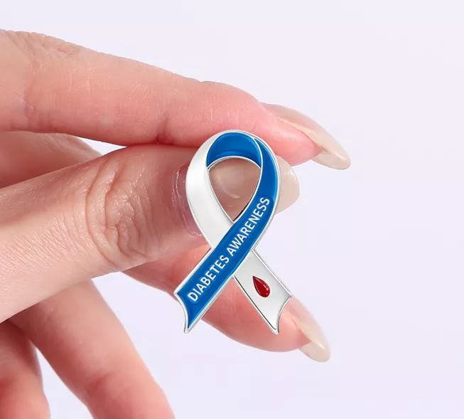 Odznak Diabetes Awareness modro-bílá stužka
